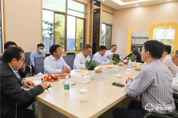 寧夏海原縣縣委領(lǐng)導(dǎo)一行參觀考察皇家金盾人臉鎖生產(chǎn)基地