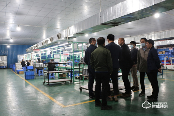 財信地產(chǎn)集團(tuán)領(lǐng)導(dǎo)一行蒞臨櫻花智能鎖參觀考察