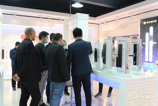 財信地產(chǎn)集團(tuán)領(lǐng)導(dǎo)一行蒞臨櫻花智能鎖參觀考察