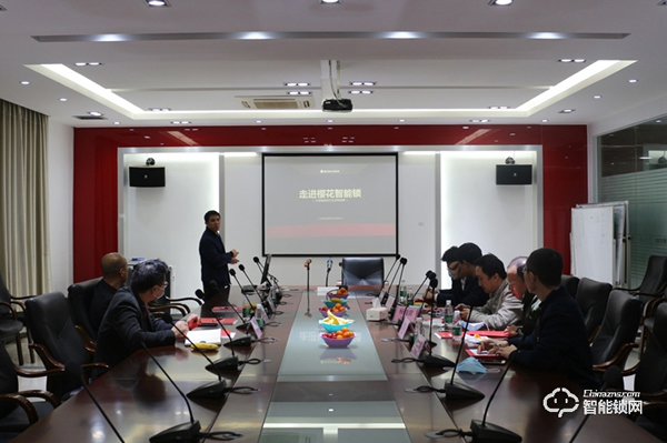 財信地產(chǎn)集團(tuán)領(lǐng)導(dǎo)一行蒞臨櫻花智能鎖參觀考察