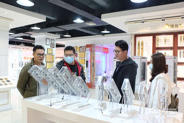 卓譽投資集團領導一行蒞臨櫻花智能鎖參觀考察 卓譽投資集團領導一行蒞臨櫻花智能鎖參觀考察