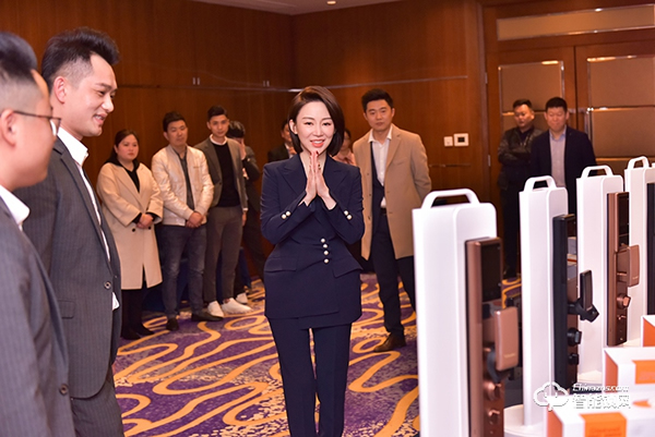 行業(yè)首創(chuàng)升降攝像頭3D人臉鎖發(fā)布 簽約九球天后潘曉婷------格里維爾以質(zhì)量為核心理念開啟2021新篇章