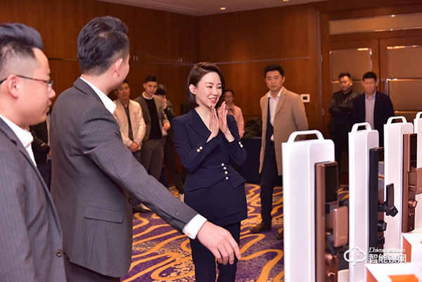 行業(yè)首創(chuàng)升降攝像頭3D人臉鎖發(fā)布 簽約九球天后潘曉婷------格里維爾以質(zhì)量為核心理念開啟2021新篇章