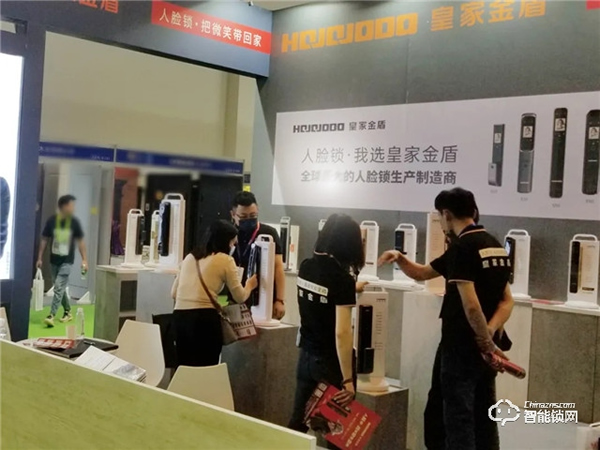 云南建博會第一天 皇家金盾人臉鎖憑實力“撩”人