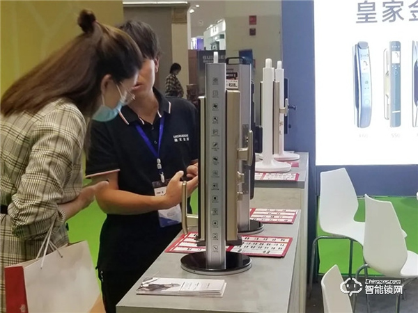 云南建博會第一天 皇家金盾人臉鎖憑實力“撩”人