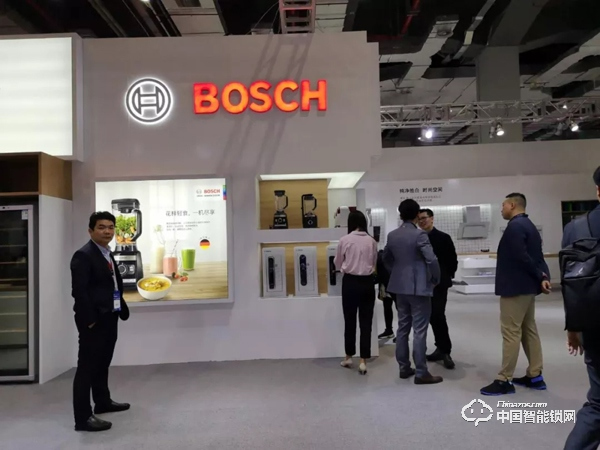 近百個(gè)智能鎖品牌上海建博會(huì)爭奇斗艷,這些新技術(shù)和黑科技成關(guān)注焦點(diǎn) 近百個(gè)智能鎖品牌上海建博會(huì)爭奇斗艷,這些新技術(shù)和黑科技成關(guān)注焦點(diǎn)