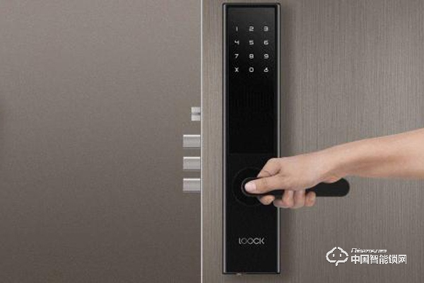 智能鎖被認(rèn)為是智能家居行業(yè)的敲門磚 是各行各業(yè)巨頭的布局對(duì)象