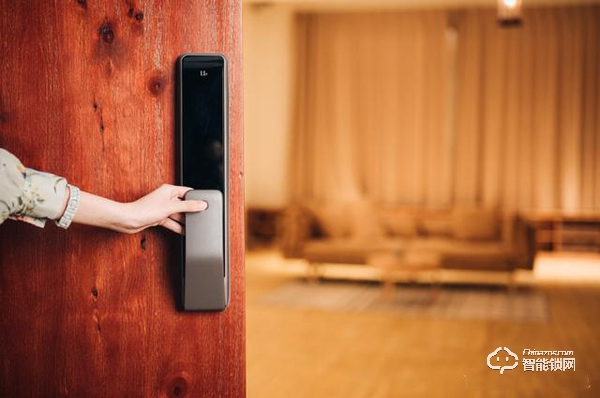 專家評(píng)面部識(shí)別智能門鎖：現(xiàn)階段安全系數(shù)低，還是選靠譜的