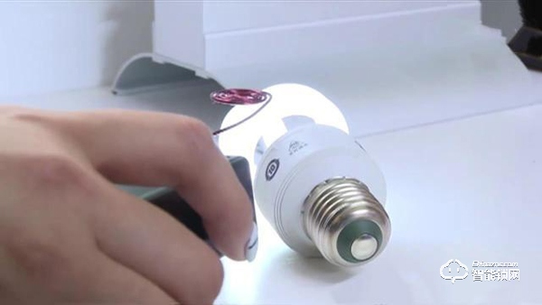 數(shù)千元買(mǎi)的智能鎖變“智障鎖” “有家難回”真鬧心