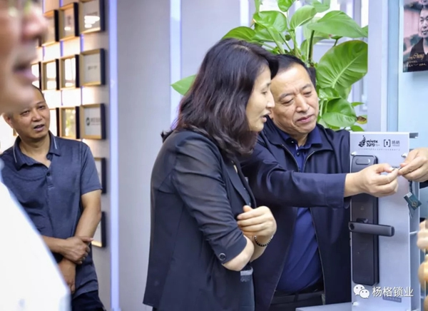 楊格鎖業(yè)迎接中國農(nóng)業(yè)銀行領(lǐng)導(dǎo)蒞臨楊格參觀 實現(xiàn)銀企共發(fā)展 