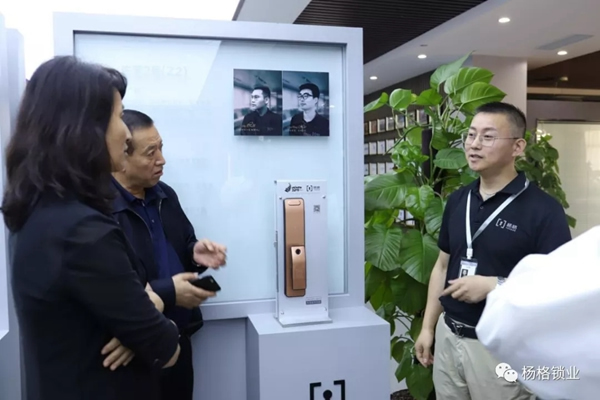 楊格鎖業(yè)迎接中國農(nóng)業(yè)銀行領(lǐng)導(dǎo)蒞臨楊格參觀 實現(xiàn)銀企共發(fā)展 