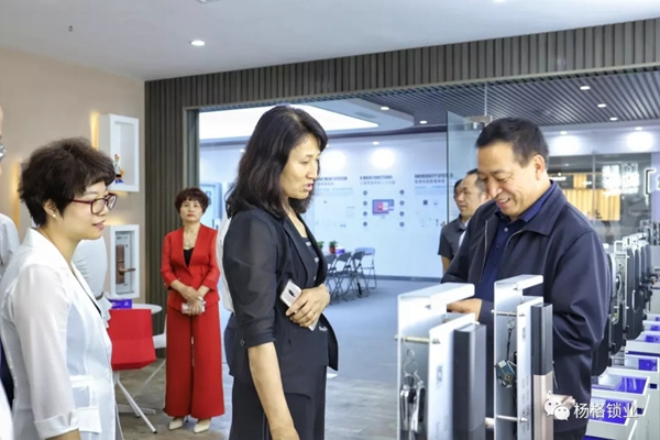 楊格鎖業(yè)迎接中國農(nóng)業(yè)銀行領(lǐng)導(dǎo)蒞臨楊格參觀 實現(xiàn)銀企共發(fā)展 