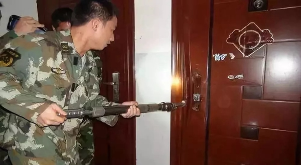 頂吉智能鎖：安裝智能門鎖時天地鉤到底需不需要拆除？