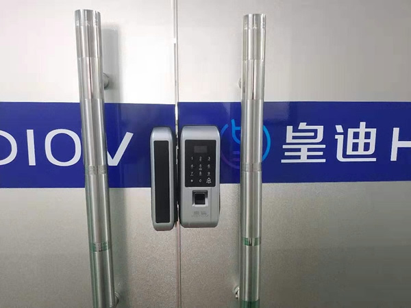 辦公室裝了指紋鎖，進來進出卻有點不方便？