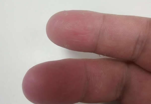 按了十多次指紋，終于打開了門，該換智能鎖了啊