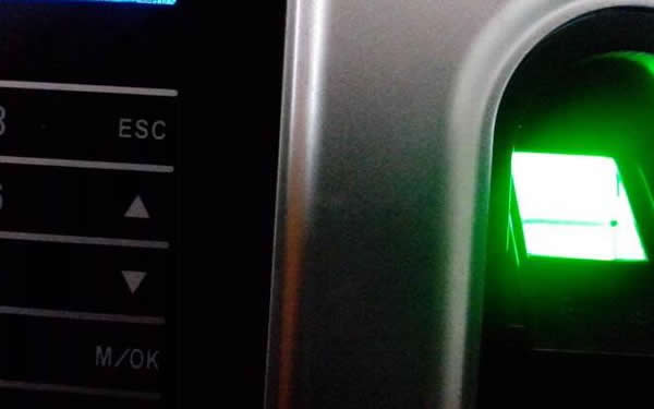 按了十多次指紋，終于打開了門，該換智能鎖了啊