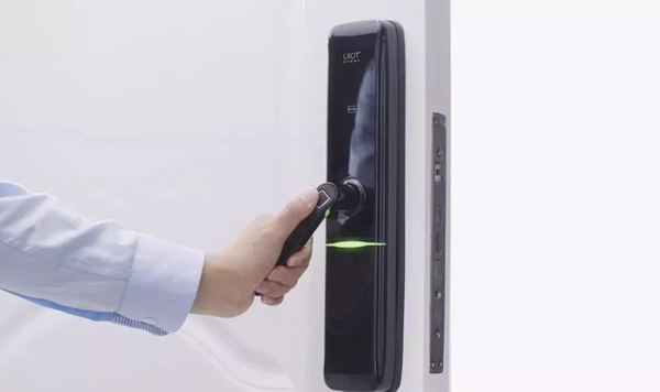 紫光物聯智能家居CEO葉龍到訪業主家庭調研產品效果