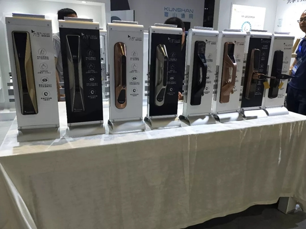 六孚攜大拉手、Z系列三款推拉鎖“踢館”上海五金展