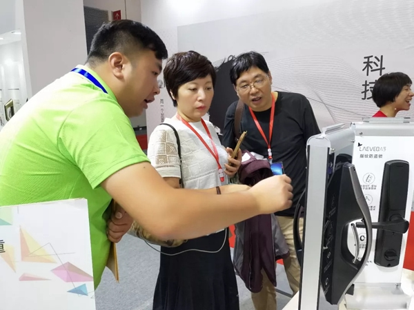 六孚攜大拉手、Z系列三款推拉鎖“踢館”上海五金展