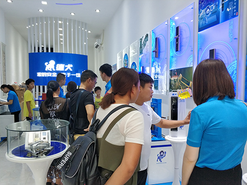 這才是智能門鎖的正確營銷方式！終于找到方向了