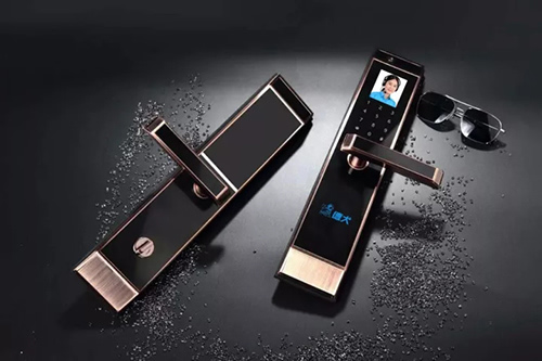 德犬發(fā)布多款新品智能鎖，人臉掌紋智能鎖堪稱黑科技