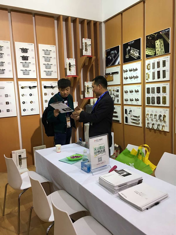 簡約新風尚匯聚于此--記2017北京國際門展首日