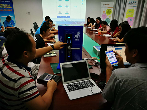 【德犬手機門鎖】開會沒玩手機被老板批評了，藍瘦…香菇…