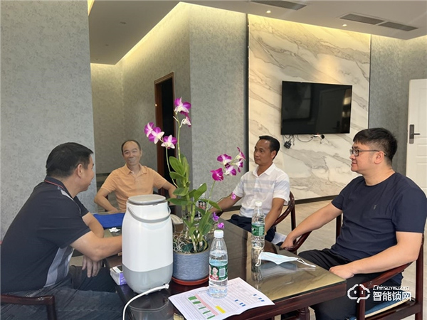 小智智能鎖‖中山鎮(zhèn)區(qū)領(lǐng)導(dǎo)實(shí)地走訪逸家安防，同心共謀促發(fā)展！