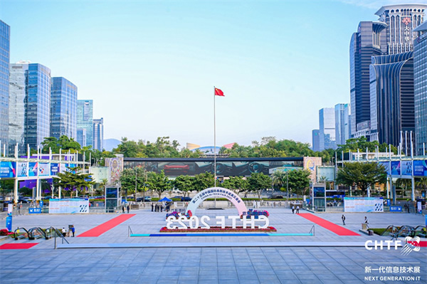 沉浸式體驗高交會IT展上的各類智能終端設(shè)備