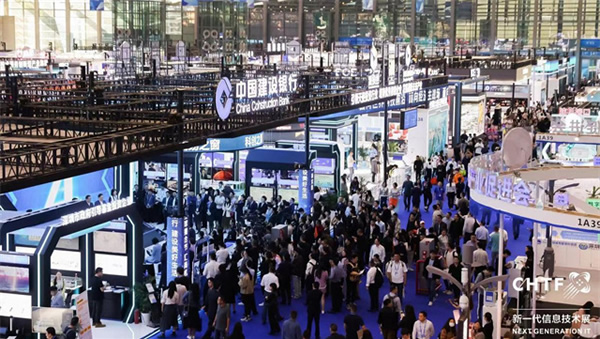 沉浸式體驗高交會IT展上的各類智能終端設(shè)備