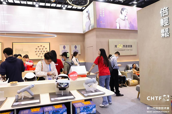 沉浸式體驗高交會IT展上的各類智能終端設(shè)備