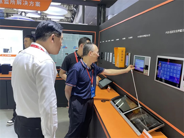 狄耐克亮相警安法務科技展,重磅嘉賓蒞臨添彩 狄耐克亮相警安法務科技展,重磅嘉賓蒞臨添彩