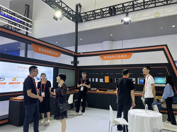 狄耐克亮相警安法務科技展,重磅嘉賓蒞臨添彩 狄耐克亮相警安法務科技展,重磅嘉賓蒞臨添彩