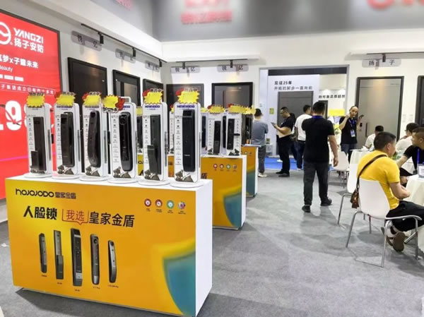 成都建博會開幕第一天,皇家金盾智能鎖成為人氣王_1