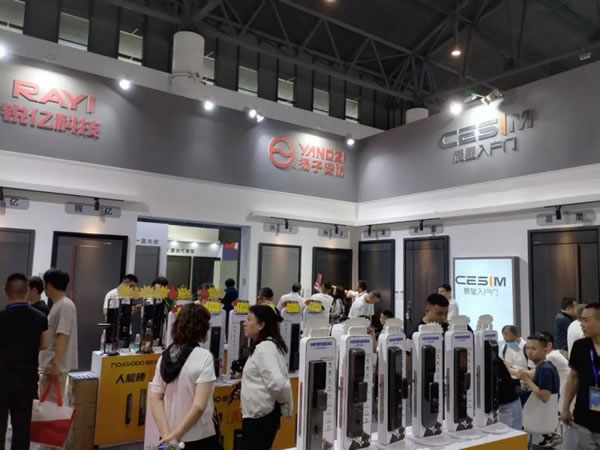 成都建博會開幕第一天,皇家金盾智能鎖成為人氣王_4