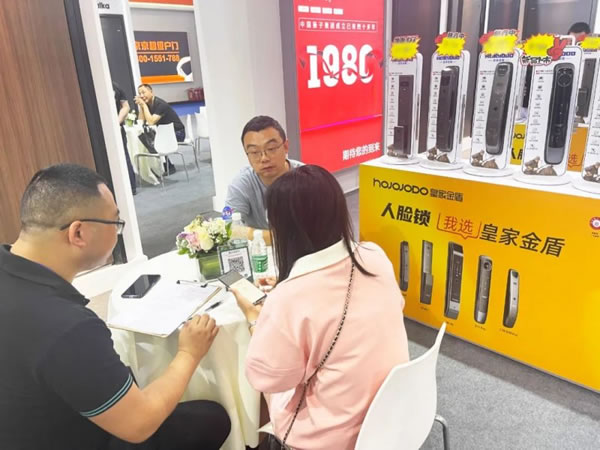 成都建博會開幕第一天,皇家金盾智能鎖成為人氣王_5