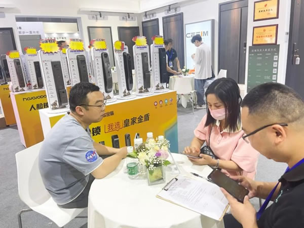 成都建博會開幕第一天,皇家金盾智能鎖成為人氣王_7