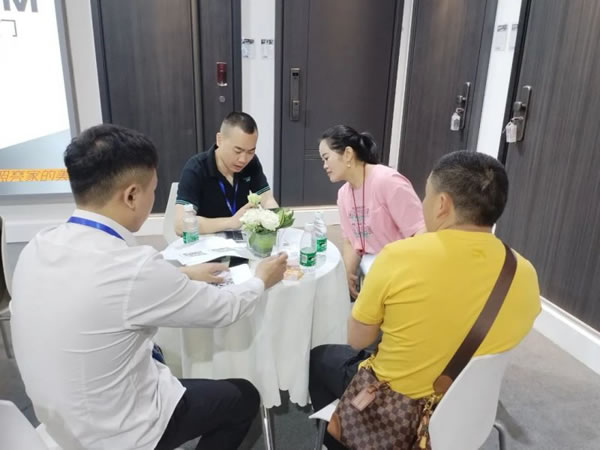 成都建博會開幕第一天,皇家金盾智能鎖成為人氣王_8