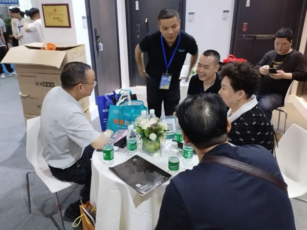 成都建博會開幕第一天,皇家金盾智能鎖成為人氣王_9