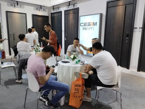 成都建博會開幕第一天,皇家金盾智能鎖成為人氣王_12