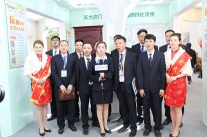 全體員工喊口號(hào)