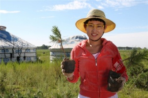 百德帶領大家伙植樹