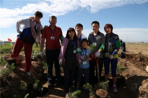 百德帶領大家伙植樹