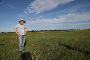 百德帶領大家伙植樹