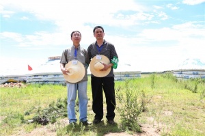 百德帶領大家伙植樹