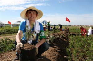 百德帶領大家伙植樹